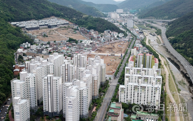 지난 10일 재건축과 재개발이 활발히 진행 중인 대구 수성구 파동로 주변 수성오거리 상공에서 가창 방향으로 바라본 모습. 기사 내용과는 무관함. 매일신문DB