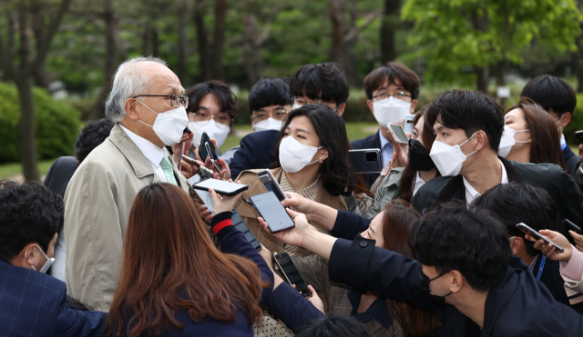 양창수 검찰수사심의위원장이 10일 오후 김학의 전 법무부 차관 불법 출국금지 사건과 관련 이성윤 서울중앙지검장의 수사, 기소 여부를 판단하는 검찰수사심의위원회가 열리는 서초동 대검찰청으로 들어가던 중 취재진의 질문에 답하고 있다. 연합뉴스