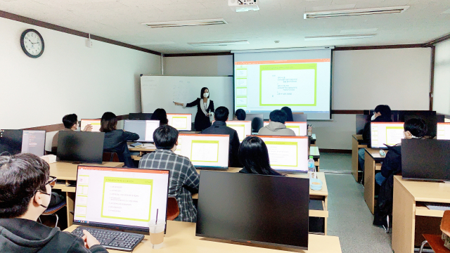 11일 오전 동구 영진직업전문학교에서 코딩 수업이 진행되고 있다. 영진직업전문학교 제공