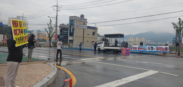 11일, 경북 김천시 청사 앞에서 학부모인권연합을 비롯해 전국학부모단체연합, 바른인권센터, 참교육바른인권연구소 등 시민단체 여성회원 10여 명이 