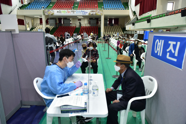 코로나19 예방접종센터인 봉화군민회관에서 75세 이상 어른신들이 2차 예방접종을 하고 있다. 봉화군 제공