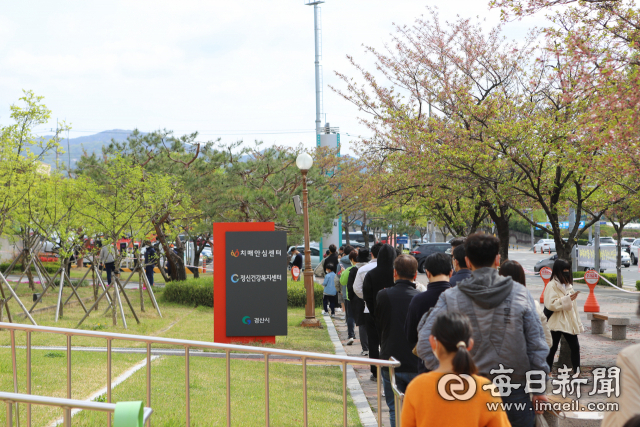 지난 4월 경산시민들이 경산시보건소 선별진료소에서 코로나19 진단검사를 받기 위해 기다리는 모습. 매일신문DB