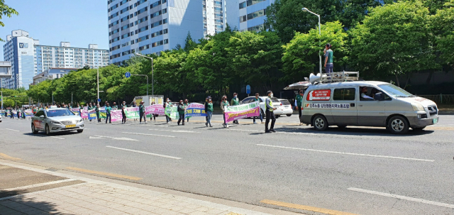 군위군 민노총 공무직 노조는 지난 2일 오후부터 박성근 군위군수 권한대행의 자택이 있는 대구 북구의 한 아파트 단지 앞에서 집회를 벌이고 있다. 독자 제공.