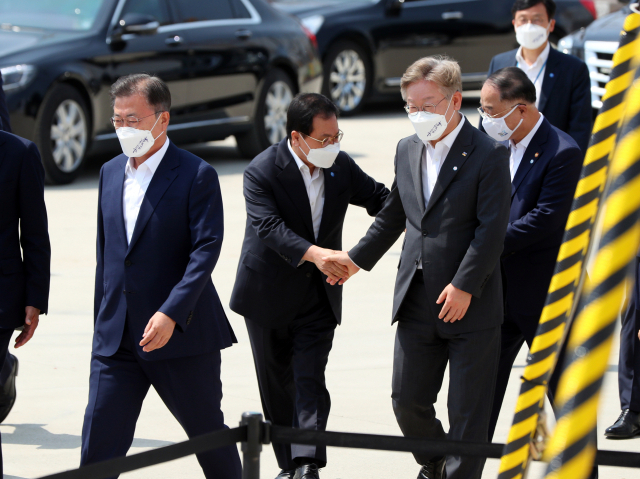 문재인 대통령이 13일 오후 경기도 평택시 삼성전자 평택단지 3라인 건설 현장에 마련된 야외무대에서 열린 