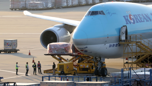 13일 오후 인천국제공항 화물터미널에서 백신 공동구매 국제프로젝트인 