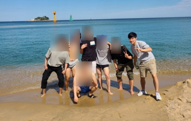 손정민씨 아버지가 블로그에 올린 생전 친구들과 바닷가에 방문한 모습. 친구들이 물속에 들어가있는 것과 달리 손정민씨만 운동화를 신은채 모래 위에서 사진을 찍었다.