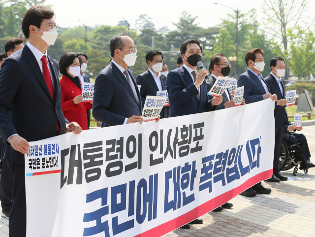 국민의힘 김기현 당 대표 권한대행 겸 원내대표가 14일 오전 서울 종로구 청와대 분수대 앞에서 열린 긴급의원총회에서 김부겸 총리 인준 강행 규탄발언을 하고 있다. 연합뉴스