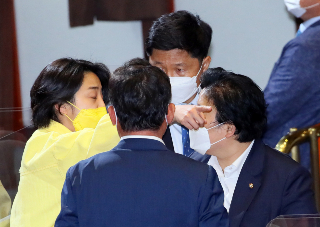 13일 국회 본회의에서 김부겸 국무총리 후보자 임명동의안 표결을 앞두고 더불어민주당 문정복 의원(오른쪽)이 정의당 배진교 원내대표의 의사진행발언에 대해 항의하자 정의당 류호정 의원(왼쪽)이 문 의원에게 맞대응하고 있다. 연합뉴스