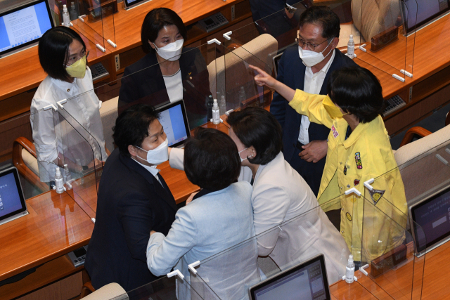 13일 국회 본회의에서 김부겸 국무총리 후보자 임명동의안 표결을 앞두고 더불어민주당 문정복 의원(왼쪽 가운데)이 정의당 배진교 원내대표의 의사진행발언에 대해 항의하자 정의당 류호정 의원(오른쪽)이 문 의원에게 맞대응하고 있다. 연합뉴스