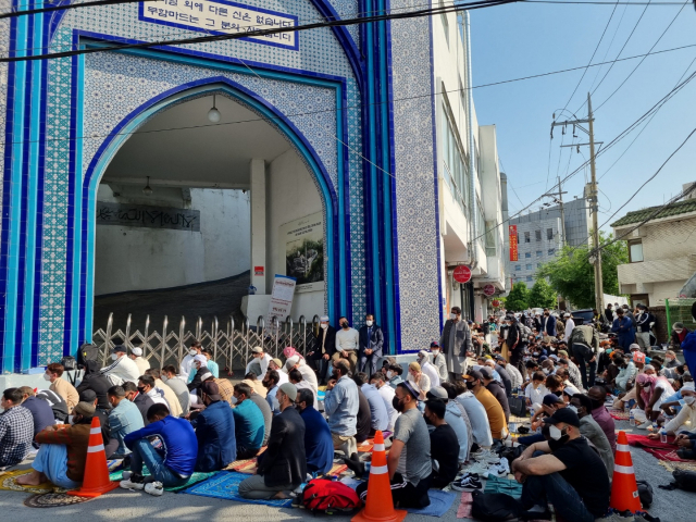 13일 오전 서울 용산구 이태원 서울중앙성원에 입장하지 못한 무슬림들이 성원 앞에서 예배하고 있다. 이날은 이슬람교에서 행하는 한 달가량의 금식 기간 