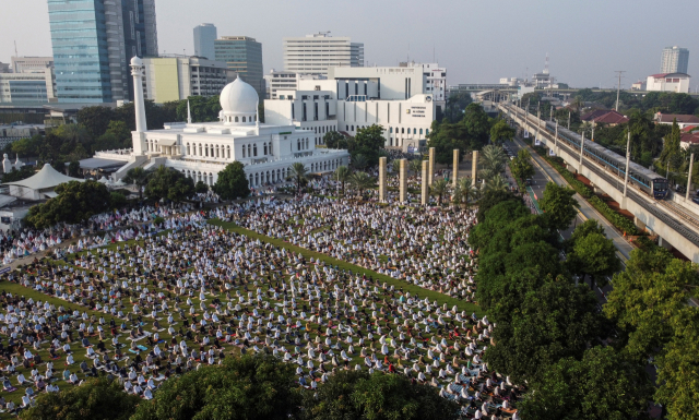 13일(현지시간) 인도네시아 자카르타 도심에 있는 알 아즈하르 모스크(이슬람 사원)에서 무슬림들이 라마단(이슬람 금식성월) 종료를 기념하는 