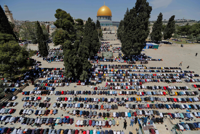 팔레스타인 주민들이 16일(현지시간) 예루살렘에 있는 이슬람의3대 성지 알 아크사 모스크에 모여 라마단(금식성월)의 첫 예배에 참여하고 있다. 연합뉴스