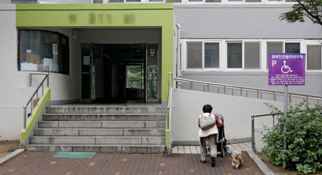 16일 오전 대구 달서구 월성주공아파트에서 외출을 마친 한 어르신이 힘겹게 경사로를 오르고 있다. 김영진 기자 kyjmaeil@imaeil.com