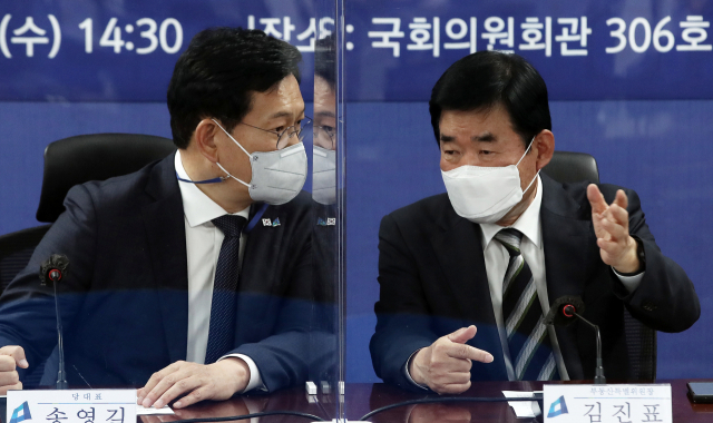 더불어민주당 송영길 대표와 김진표 부동산특별위원회 위원장이 12일 오후 서울 여의도 국회 의원회관에서 열린 부동산특별위원회 회의에서 대화하고 있다. 연합뉴스