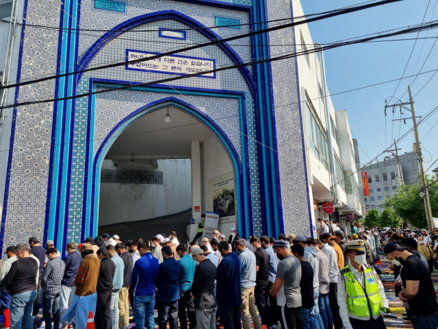 13일 오전 서울 용산구 이태원 서울중앙성원에 입장하지 못한 무슬림들이 성원 앞에서 예배하고 있다. 이날은 이슬람교에서 행하는 한 달가량의 금식 기간 