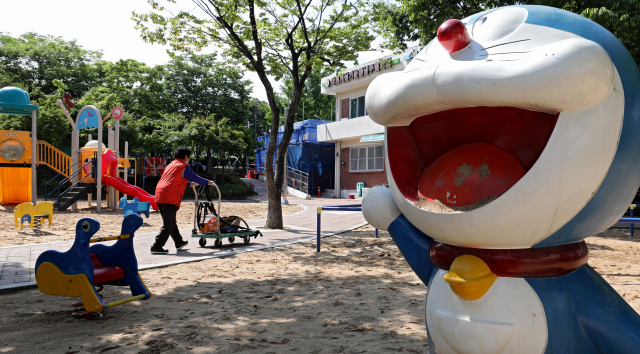 18일 오후 대구 남구 대명3동 체육공원에서 어르신들이 이야기를 나누며 시간을 보내고 있다. 현재 이곳은 젊은이들의 유입이 끊기고 대부분 노인만 남아 있다. 김영진 기자 kyjmaeil@imaeil.com