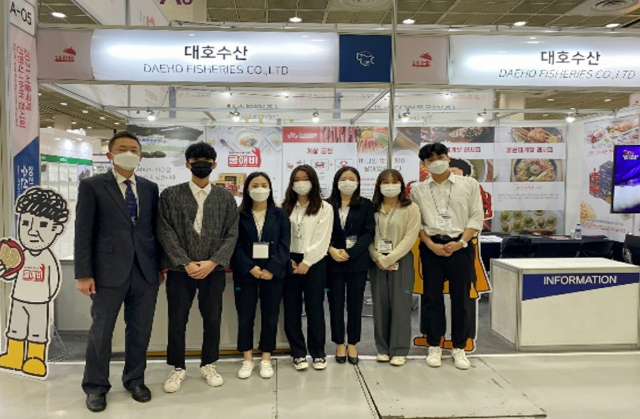 계명대 GTEP 학생들이 최근 열린 서울국제수산식품전시회 부스에서 사진을 찍고 있다. 계명대 제공