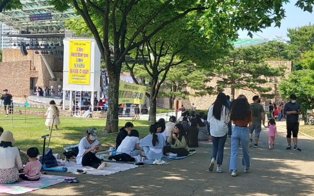 오후 1시쯤 달서구 두류동 코오롱 야외음악당 인근에는 돗자리가 줄지어 깔려 있다. 이수현 기자