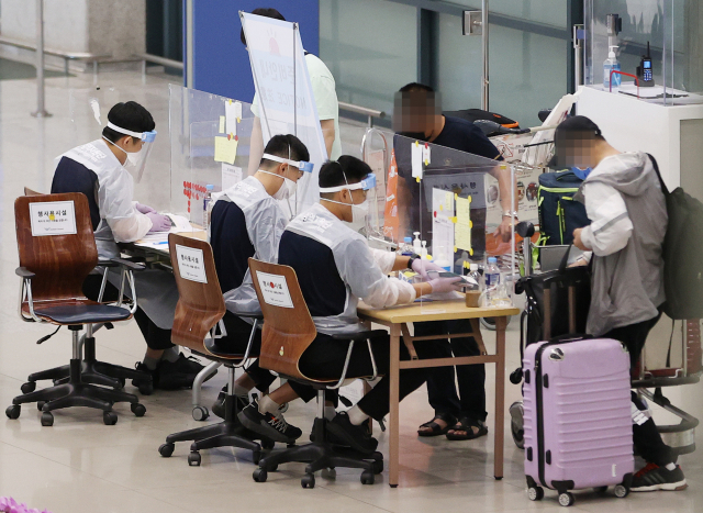 인천국제공항 검역소 관련 신종 코로나바이러스 감염증(코로나19) 확진자들이 인도발(發) 변이에 감염된 것으로 확인됐다. 이들 중 일부는 해외 입국자를 관리하는 업무를 하던 중 노출된 것으로 추정된다. 19일 오후 인천국제공항 제1터미널에서 해외 입국자들이 육군 검역지원단으로부터 안내를 받고 있다. 연합뉴스