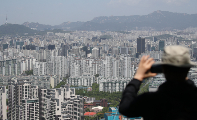 올 하반기부터 실수요자들에게 공급을 확대하는 부동산 제도가 본격적으로 시행된다. 사진은 서울 강남구 대모산 전망대에서 바라본 강남 아파트 일대. 연합뉴스