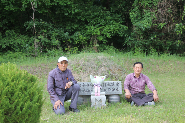 지난 14일 스승의 날 하루 앞두고 차대진 선생님의 묘소를 찾은 배용식(왼쪽) 씨와 동기생 정창열 씨. 배용식 씨 제공.