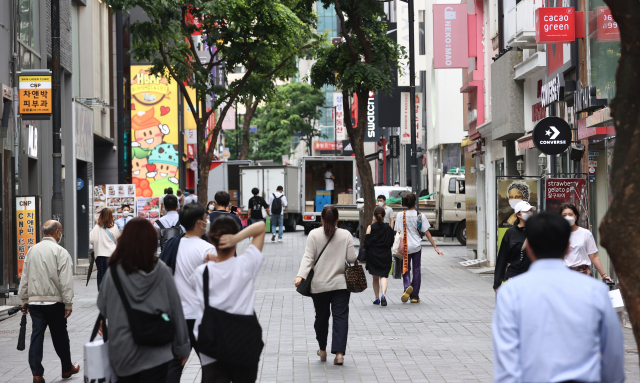 사회적 거리두기 및 5인 이상 사적모임 금지 조치 조정안 발표를 하루 앞둔 20일 오후 서울 명동거리를 시민들이 지나고 있다. 연합뉴스