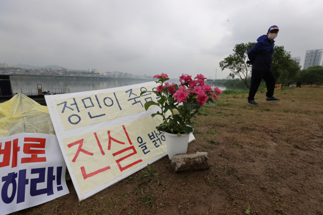 18일 오전 서울 반포한강공원 수상택시 승강장 인근에 고 손정민 씨의 추모공간이 마련돼있다. 연합뉴스