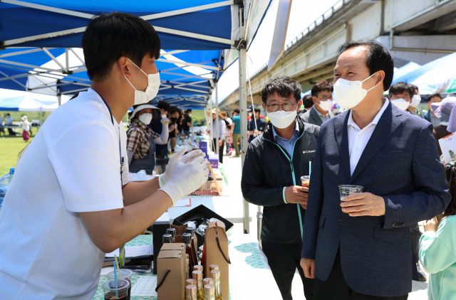 김주수 경북 의성군수가 에브리마켓 행사에 참여한 청년 창업자와 대화를 나누고 있다. 의성군 제공