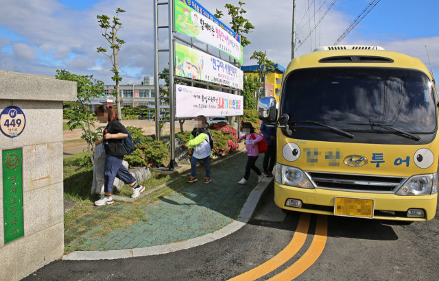 경주시 외동읍 영지초등학교 학생들이 통학버스에서 내리고 있다. 매일신문 DB