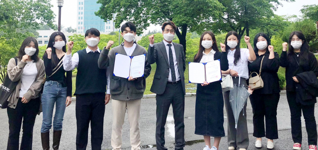 최근 전국 대학생 논문 경진대회에서 논문상을 수상한 대구대 무역학과 학생들과 정재휘 지도교수(왼쪽에서 5번째)가 파이팅을 외치고 있다. 대구대 제공