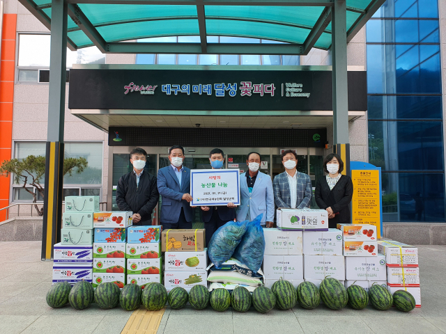 (사)한국새농민중앙회 대구 및 달성군회가 21일 달성군장애인복지관에 직접 기른 농산물을 전달했다. 달성군 장애인복지관 제공