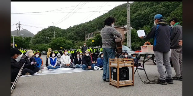 25일 오전 소성리 마을회관 앞에서 사드 반대 측이 길을 막고 종교행사를 열고 있다. 사드 철회 소성리종합상황실 제공