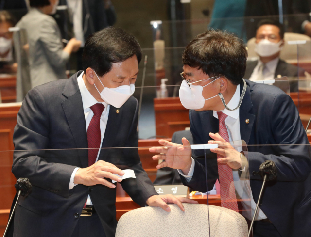 국민의힘 김기현 당 대표 권한대행 겸 원내대표와 서범수의원이 21일 서울 여의도 국회 예결위회의장에서 열린 의원총회에서 대화하고 있다. 연합뉴스