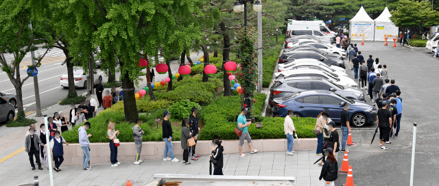 대구 유흥주점발 집단감염이 영국발 변이로 확인된 25일 대구 달서구보건소 코로나19 선별진료소에서 시민들이 검사를 받기 위해 줄지어 대기하고 있다. 김영진 기자 kyjmaeil@imaeil.com