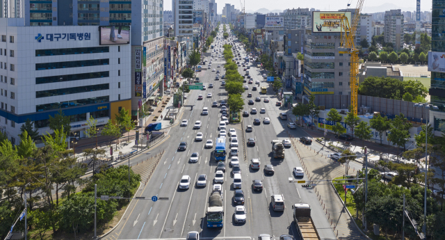 25일 오후 대구 서구 두류네거리가 출퇴근 시간을 벗어난 때이지만 차량들로 붐비고 있다. 김영진 기자 kyjmaeil@imaeil.com