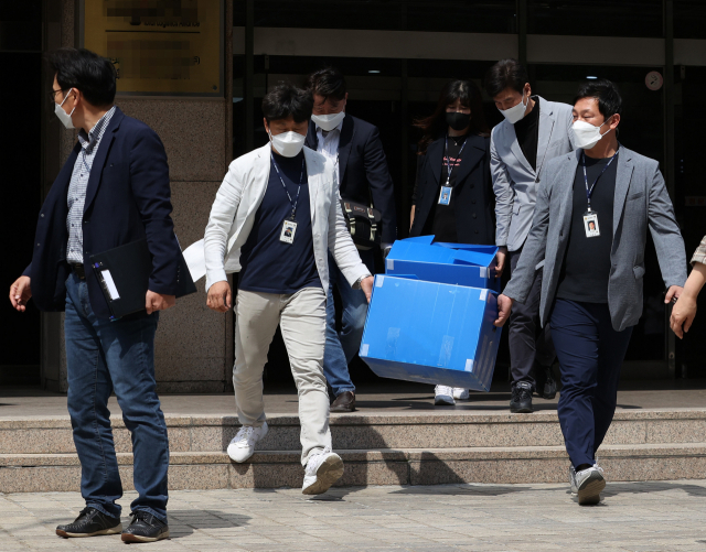 서울경찰청 안보수사과 관계자들이 26일 오후 서울 마포구에 위치한 북한 김일성 주석의 항일 회고록 