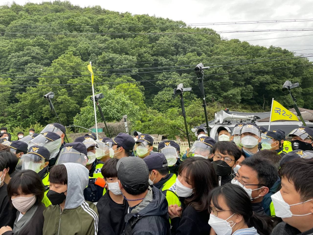 27일 오전 경북 성주군 초전면 소성리 주한미군 사드(THAAD·고고도 미사일 방어체계)기지 입구에서 사드에 반대하는 주민, 시민단체 회원과 경찰이 대치하고 있다. 연합뉴스