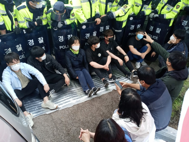 27일 경북 성주 소성리 마을회관 앞. 사드 반대 측 외부 참가자들이 경찰 저지선에 둘러싸여 있다. 사드철회 소성리종합상황실 제공