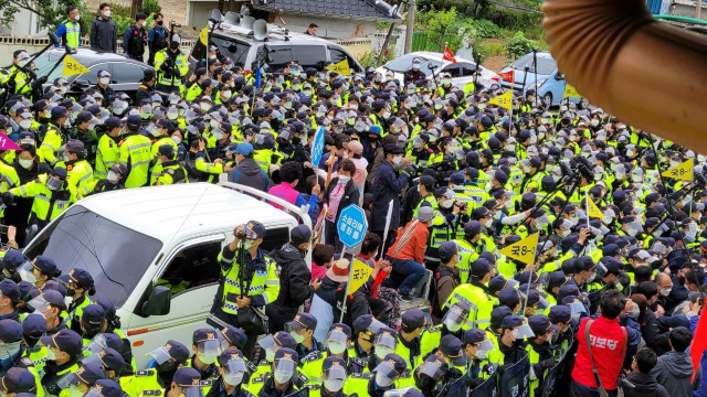 27일 사드 기지가 있는 경북 성주 소성리 마을회관 앞. 기지 공사차량 진입을 막으려는 반대 측과 경찰이 뒤엉켜 있다. 사드철회 소성리종합상황실 제공