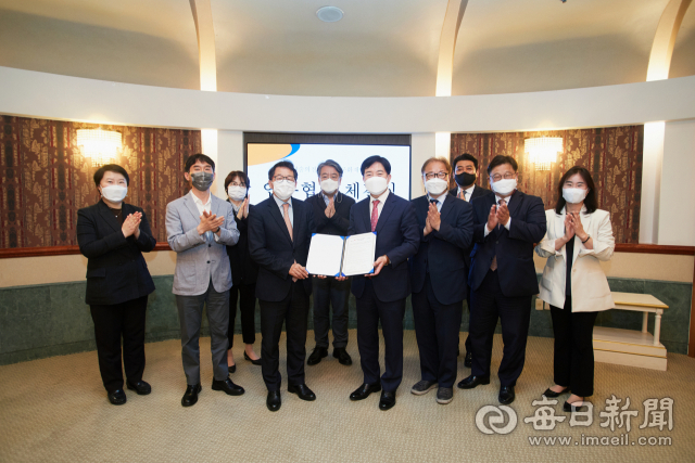 대구문화재단과 서울 예술의전당이 28일(금) 서울 예술의전당에서 우수 문화예술 콘텐츠 향유와 보급을 위한 업무협약을 체결하고 있다. 대구문화재단 제공