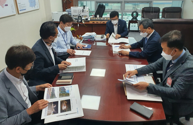 오도창 영양군수가 지역 현안 해결을 위해 5월 들어 중앙정부와 국회를 잇따라 찾아 지역 입장을 설명하고 협조를 당부하고 있다. 박형수 국회의원을 만나 현안을 설명하는 모습. 영양군 제공