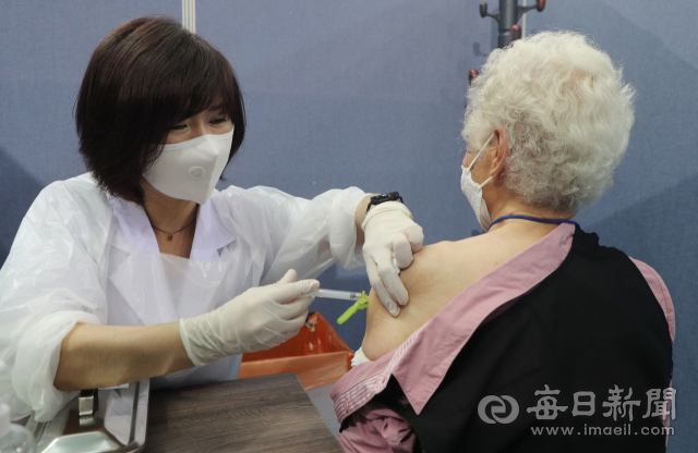 지난달 31일 대구 육상진흥센터에 마련된 코로나19 수성구 예방접종센터를 찾은 한 어르신이 화이자 백신 1차 접종을 받고 있다. 성일권 기자 sungig@imaeil.com