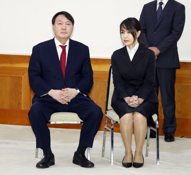 2019년 7월 25일 윤석열 신임 검찰총장(왼쪽)과 부인 김건희 씨가 청와대에서 열린 임명장 수여식에 자리하고 있다. 연합뉴스
