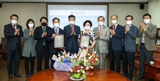 28일 영남대학교(총장 최외출·왼쪽 다섯번 째)가 안상호(왼쪽 네번 째), 전경희(왼쪽 여섯번 째) 명예교수에게 