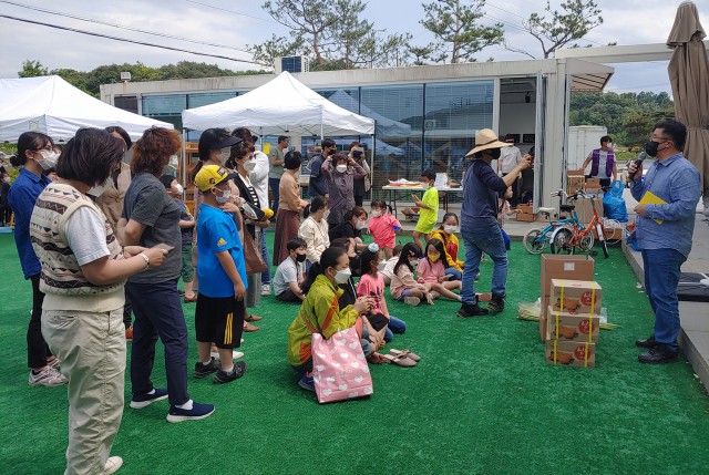 안동시농업기술센터는 지난달 29일부터 매월 마지막주 토요일에 북후면 옹천리에 자리한 안동마6찬산업복합관에서 안동마 직거래장터를 운영한다. 사진은 직거래 장터에서 참석자들이 안동 마에 대해 설명을 듣는 모습. 안동시 제공