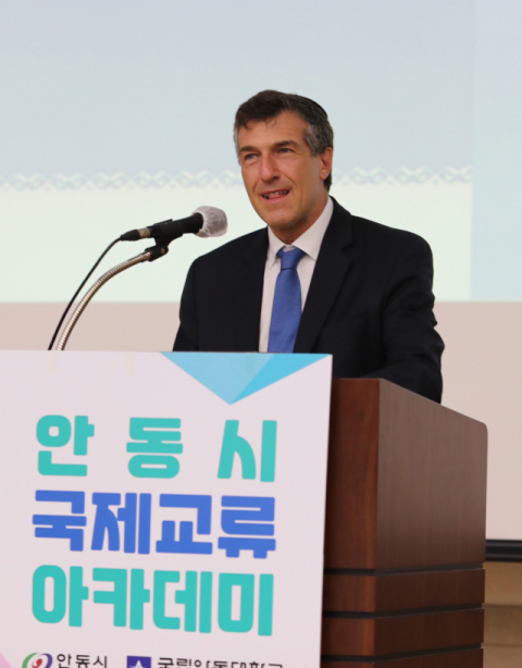 아키바 토르 주한 이스라엘 대사는 안동시의 초청으로 안동대에서 국제교륙 강연을 펴고, 안동시와 안동시가 조성해 놓은 이스라엘 홀른공원 등을 찾아 양국과 양도시간 국제교류에 협력하기로 약속했다. 안동시 제공