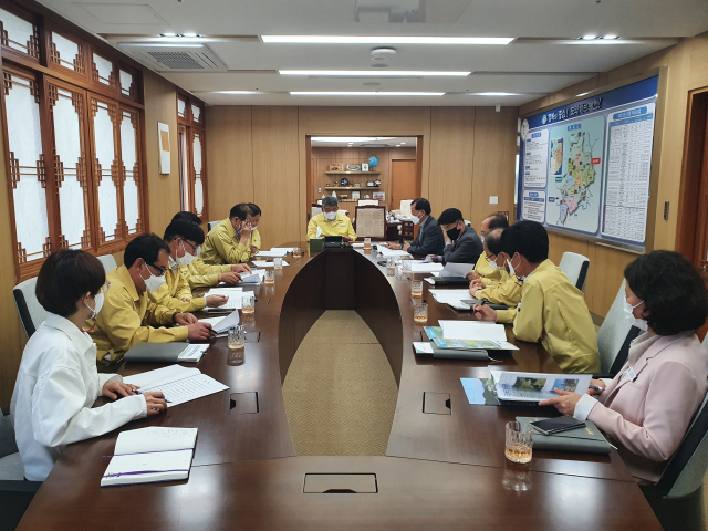 도시 2단계 개발 및 실시계획 변경에 대한 관계부서 업무협의를 위해 부서별 담당자 등이 모여 회의를 하고 있다. 예천군 제공