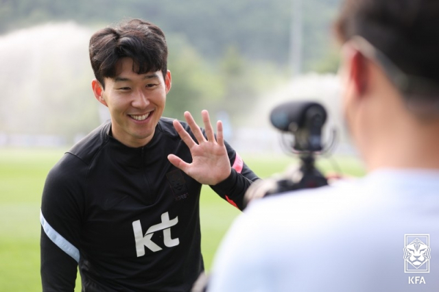 대한민국 축구 A대표팀 손흥민이 31일 오후 파주NFC(축구대표팀 트레이닝 센터)에서 훈련에 앞서 동영상 촬영을 하고 있다. 2022 카타르 월드컵 아시아지역 2차예선 H조에 속한 