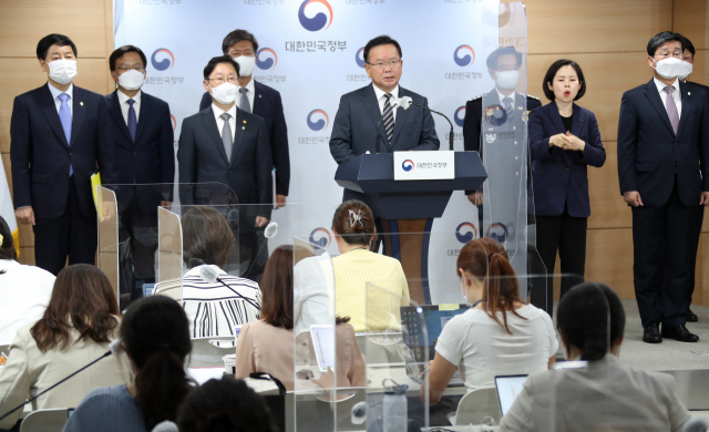 김부겸 국무총리가 2일 정부서울청사 합동브리핑실에서 부동산 투기 조사 및 수사 중간결과를 발표하고 있다. 이날 발표에는 조남관 대검 차장과 김창룡 경찰청장, 김대지 국세청장, 은성수 금융위원장 등 4개 부처 장·차관이 배석했다. 연합뉴스