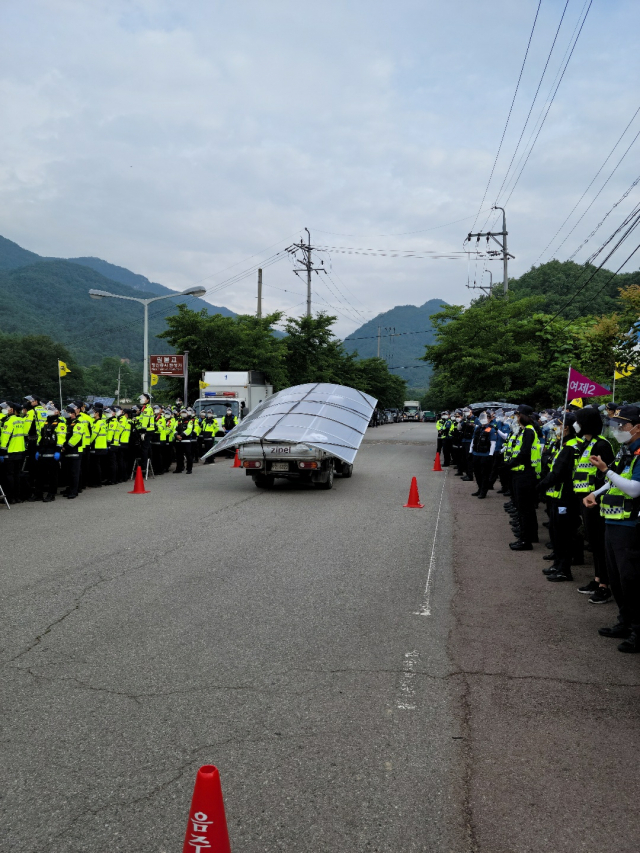 3일 오전 공사 자재를 실은 트럭이 사드 기지로 들어가고 있다. 독자 제공